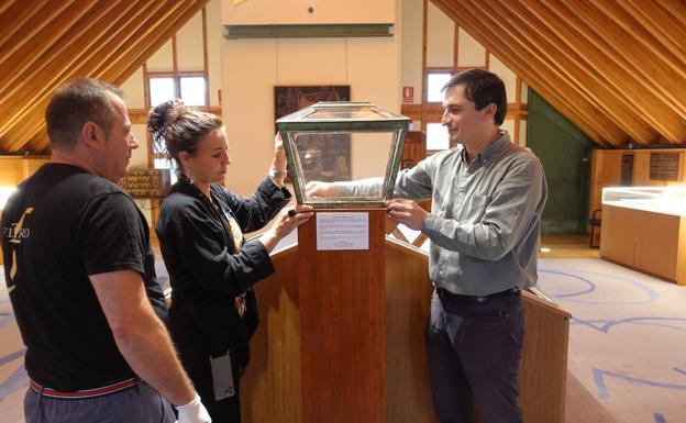 Casa Botines expone en la Biblioteca Nacional de España una de las urnas en la que las mujeres pudieron ejercer el voto por primera vez