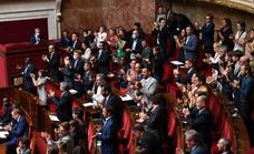 La primera ministra francesa supera la moción de censura