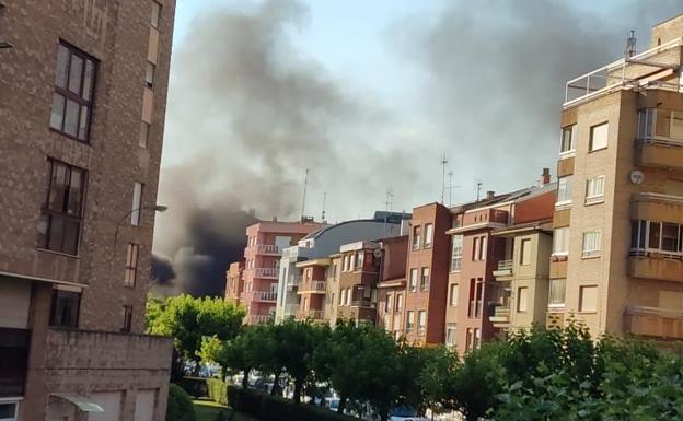 Un contenedor de papel en llamas moviliza a los bomberos de León y genera una gran nube de humo