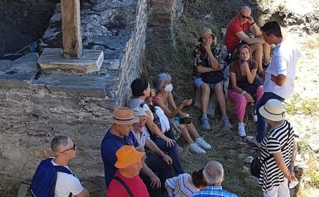 Promonumenta acude a una visita cultural a Balboa tras la rehabilitación de su castillo