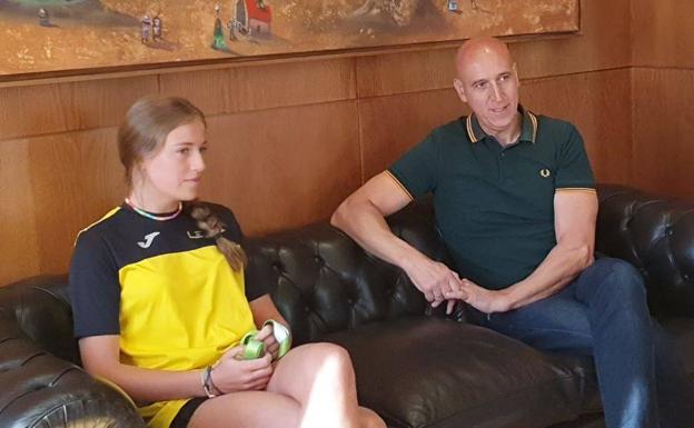 El Ayuntamiento traslada su apoyo a la esquiadora Sofía Álvarez