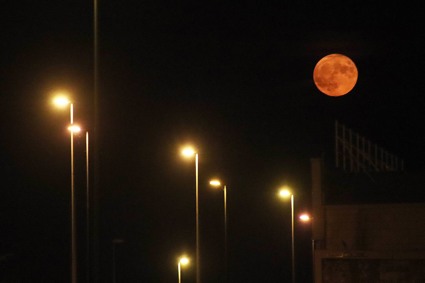 Superluna de Ciervo en el cielo de León