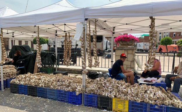 La Feria del Ajo y las fiestas de Carmen regresan a Veguellina con más fuerza