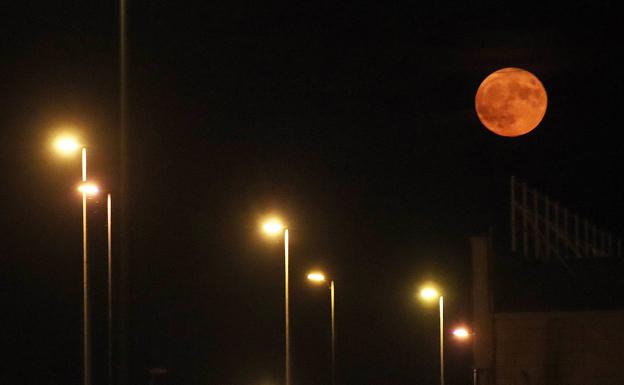 La 'Superluna de Ciervo' se adueña de las noches leonesas