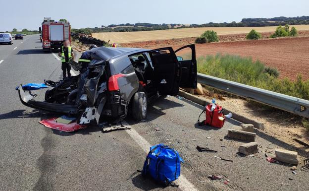 Un espectacular accidente en León entre un camión volcado y un turismo se salda sin heridos