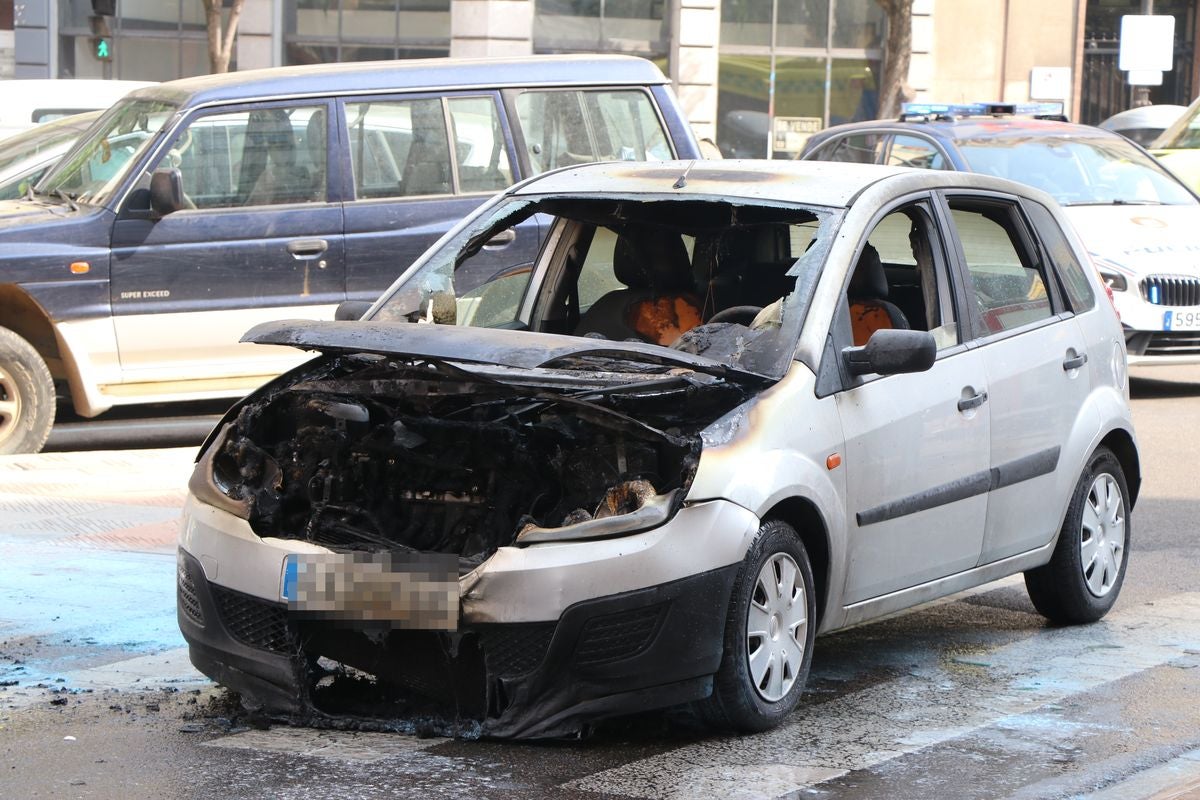 Un coche empieza a arder en la calle Lucas de Tuy