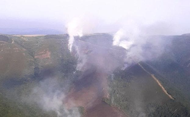 Declaran nivel 1 de alerta en dos incendios en El Bierzo, en las localidades de Paradaseca y Barjas
