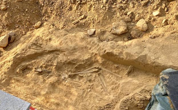 Localizan restos de una víctima de la dictadura en una fosa individual en el cementerio de Fuentesnuevas