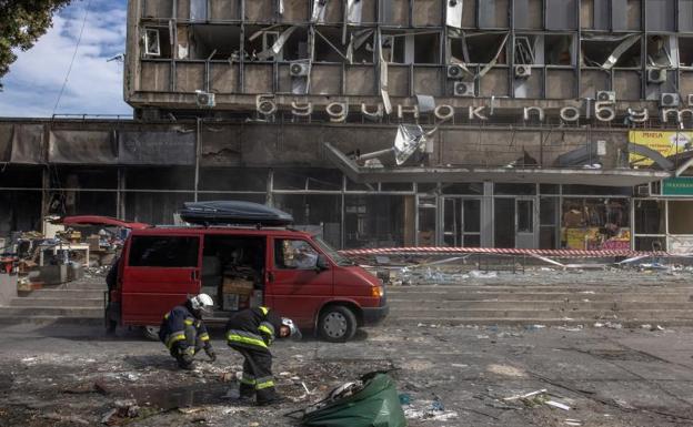 Los bomberos recogen los escombros de una de las explosiones en Vinnitsa /efe