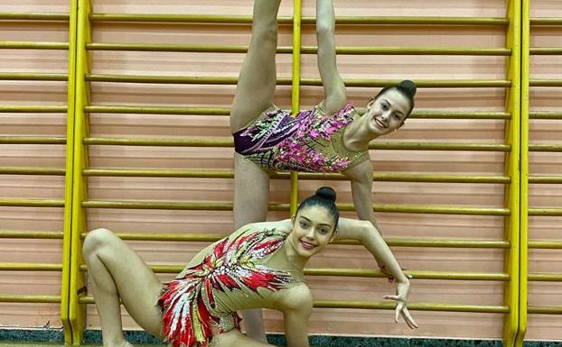 Dos gimnastas del Club Ritmo, en la concentración nacional