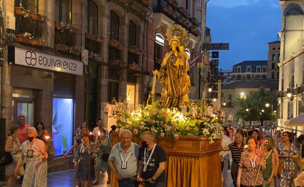 León celebra su tradicional Procesión de las Antorchas en honor a la Virgen del Carmen