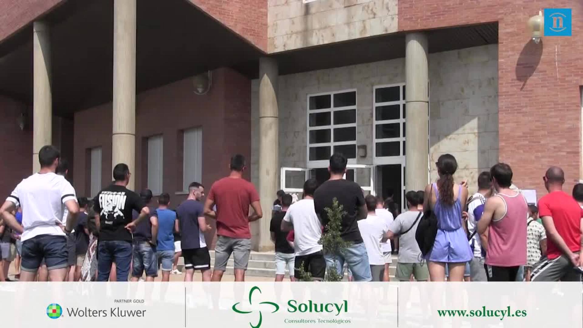 Un opositor a bombero, cazado mientras le chivaban las respuestas del examen