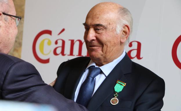 Medalla de oro a «un líder social»: Manuel Lamelas, homenajeado por la Cámara de Comercio