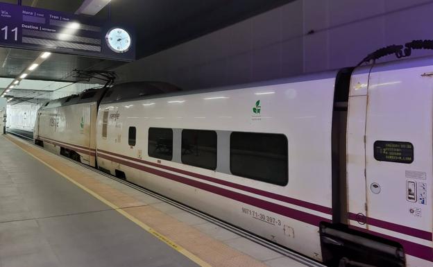 Más de dos horas de retraso por una avería en un tren en la línea Monforte de Lemos-León