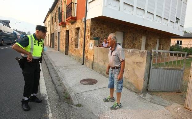 La Junta pide la intervención de la UME y trata de evitar que el incendio de Valdeorras entre en León