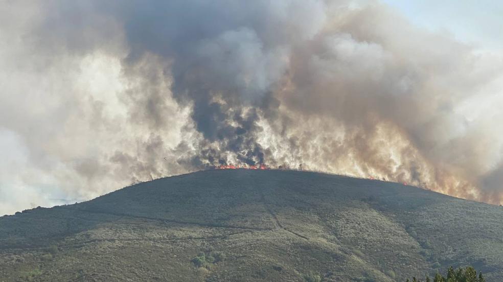 El viento rompe su tregua con León: seis pueblos desalojados y dos incendios en nivel 2