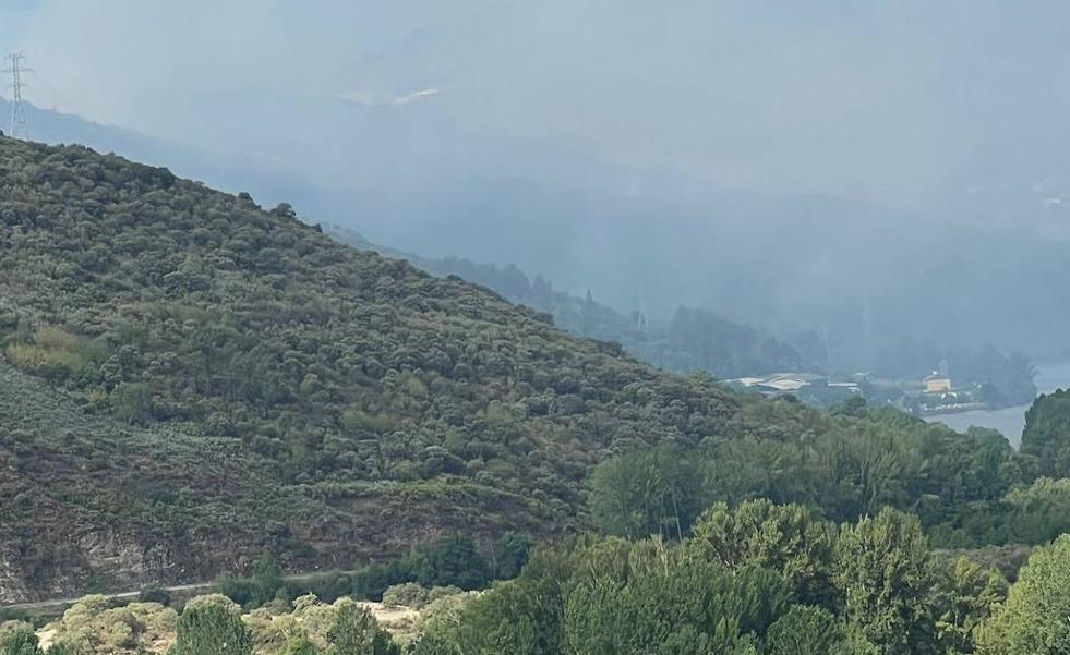 Se levanta el dispositivo en Puente de Domingo Flórez, en alerta por el incendio de Carballeda, en Galicia