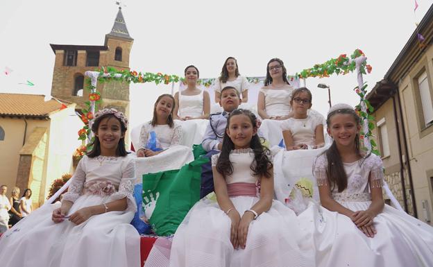 Santa Marina del Rey despide sus fiestas con todo el espectáculo de su popular desfile de carrozas