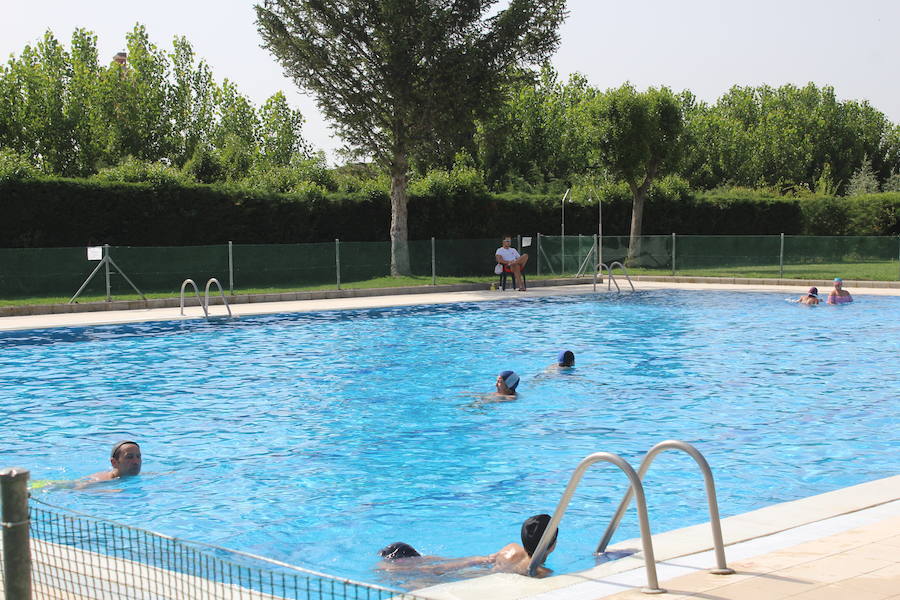 Las piscinas de Laguna de Negrillos, plan perfecto de verano