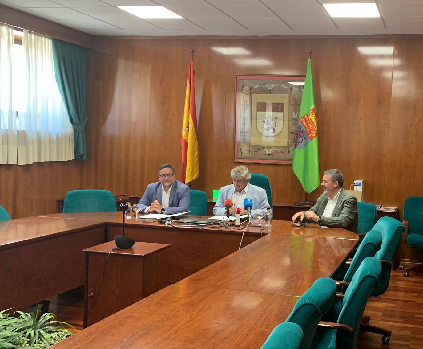 La ULE y la Junta Mayor de Cofradías estrechan lazos mediante la firma de un convenio de colaboración