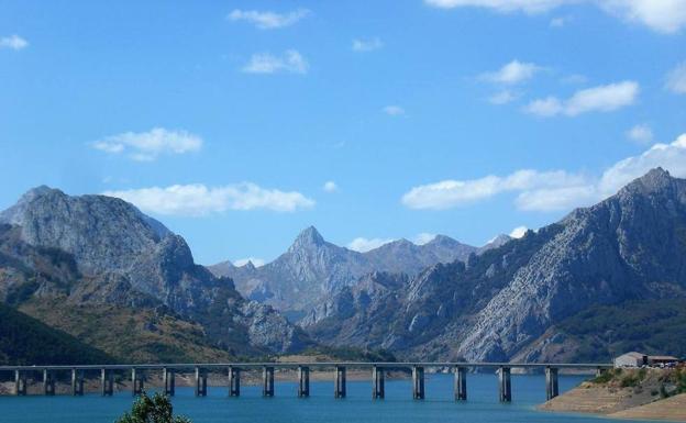 El pantano de Riaño se vacía a pasos agigantados y sus vecinos sufren restricciones en el suministro de agua