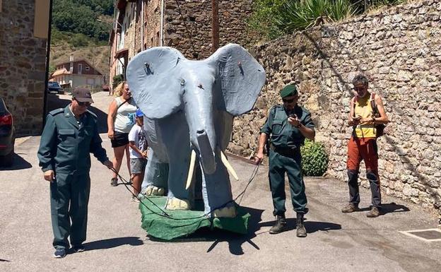 Orzonaga se viste de comedia para dar caza al elefante