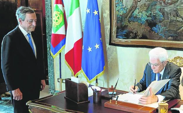 Draghi ha visto il presidente italiano Sergio Mattarella firmare il decreto di scioglimento del Parlamento. 