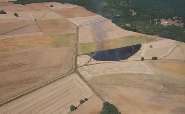 Un helicóptero y medios terrestres trabajan en un incendio forestal en Villazanzo de Valderaduey