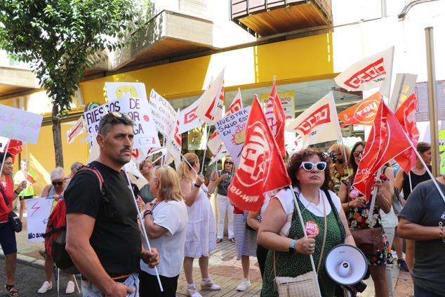 Los trabajadores de Alimerka se han concentrado para denunciar la sobrecarga de trabajo