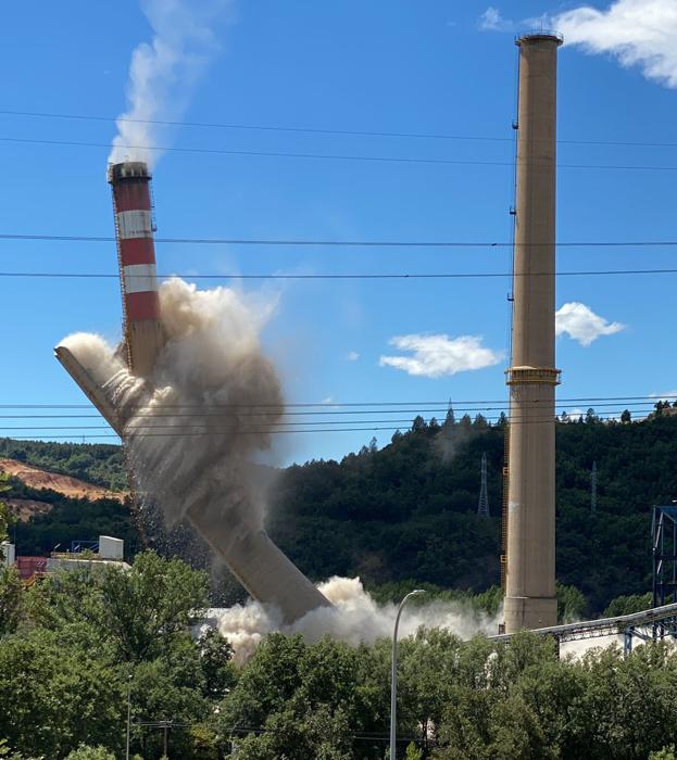 La Robla ve caer otro emblema de su pasado industrial y la chimenea de la térmica ya es historia