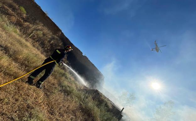 Medios aéreos y terrestres intervienen en un incendio forestal en Castrillo del Condado