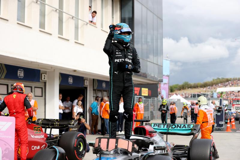 Russell arrebata la pole a Sainz y confirma que Mercedes ha vuelto