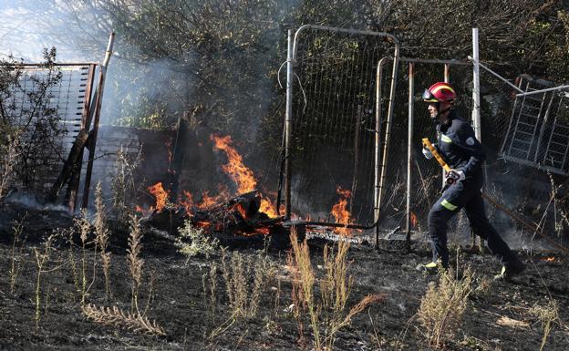 Fuego ante el Hospital de León: Arden varias fincas en el barrio de La Inmaculada