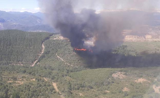 Baja a nivel 1 el incendio de Otero de Naraguantes tras una noche de mucho trabajo y fuertes vientos