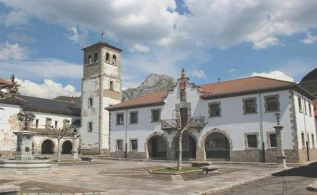 Mañueco se preocupa por Villamanín y la localidad le recuerda sus 'deberes' con el municipio