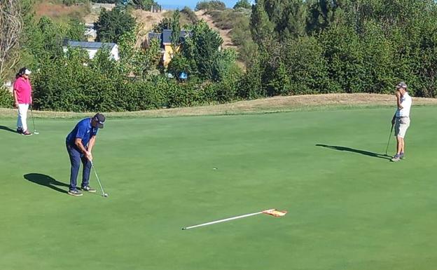 Miguel A. Barba y Concepción Carbajo descollan en el circuito celebrado en Golf Bierzo