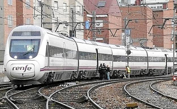El Alvia Madrid-Gijón reinicia su marcha hasta la estación de Valladolid pero el tramo sigue cortado
