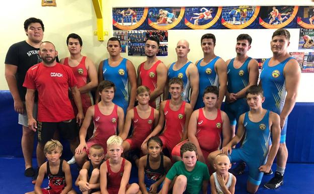 Lucha libre en León en favor de los niños de Ucrania