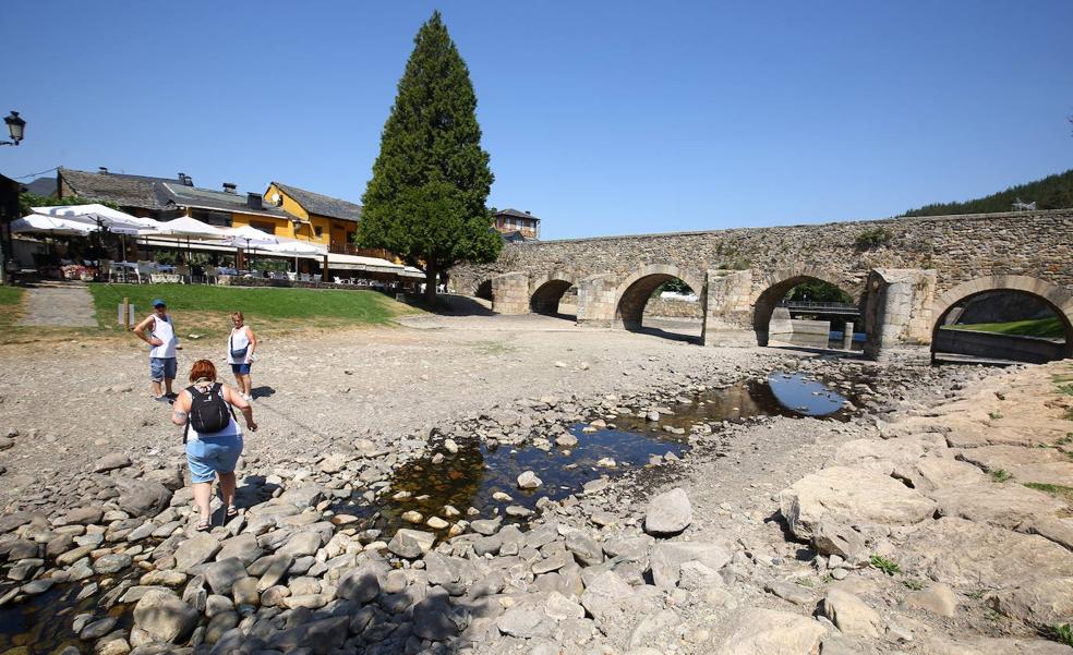 Molinaseca renuncia a su tradicional fiesta del agua ante la «sequía extrema» que afecta al Bierzo