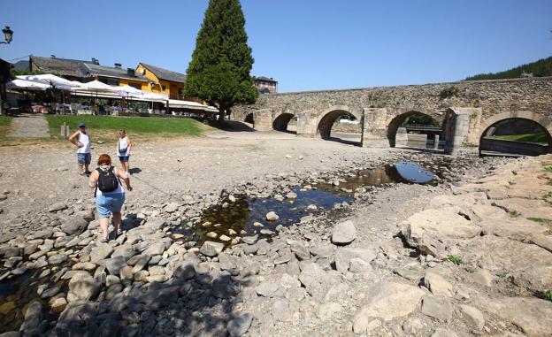 Molinaseca renuncia a su tradicional fiesta del agua ante la «sequía extrema» que afecta al Bierzo