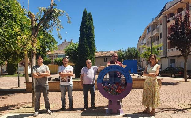 Santa María del Páramo instala un contenedor de tapones solidario