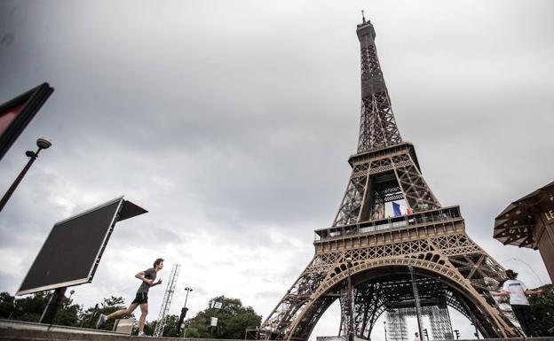 La Torre Eiffel tapa sus achaques con 'oro'