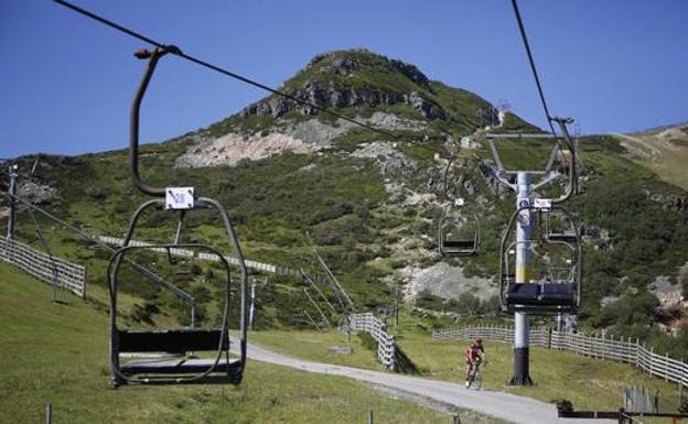 La Diputación abre dos telesillas en San Isidro y Leitariegos para contribuir a desestacionalizar el turismo