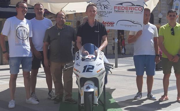 El piloto José Alberto Gómez Almela se presenta ante el público bañezano con su moto de 125cc