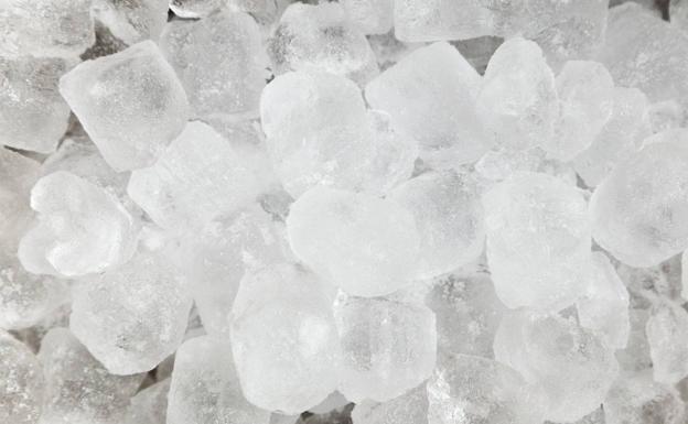 La escasez de hielo golpea a los supermercados de León, pero no a los bares de la ciudad