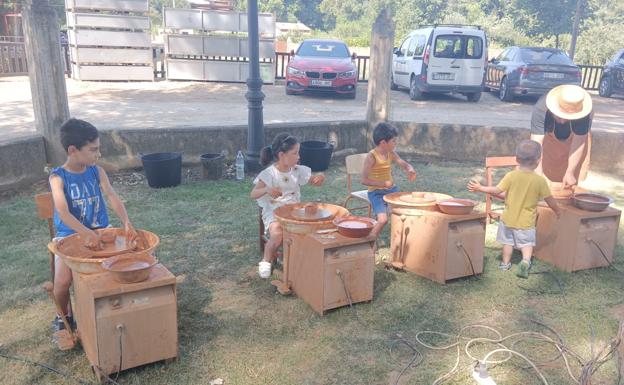 Muñoz subraya la importancia de conocer el origen de los productos en la inauguración de la Feria de Artesanía de Val de San Lorenzo