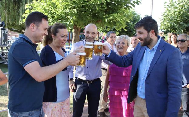 Barcones ensalza la cerveza y llama a aumentar el cultivo de lúpulo como una forma más de combatir la despoblación