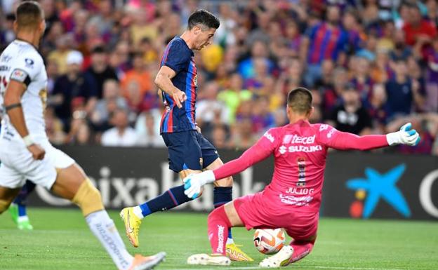 Lewandowski, durante el Barça-Pumas que supuso su debut como azulgrana en el Camp Nou./p. barrena / efe