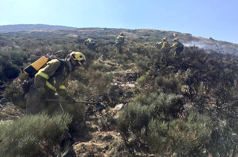 Varios medios aéreos y terrestres continúan con las tareas de extinción del incendio de Boca de Huérgano