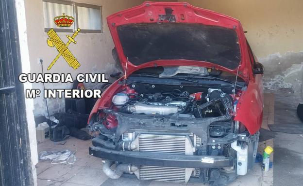 Roban un coche de la Guardia Civil e intentan venderlo por piezas